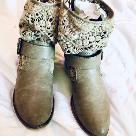 Bare Traps Palena Buckled Crochet Booties in Excellent Condition! - Picture 13 of 16